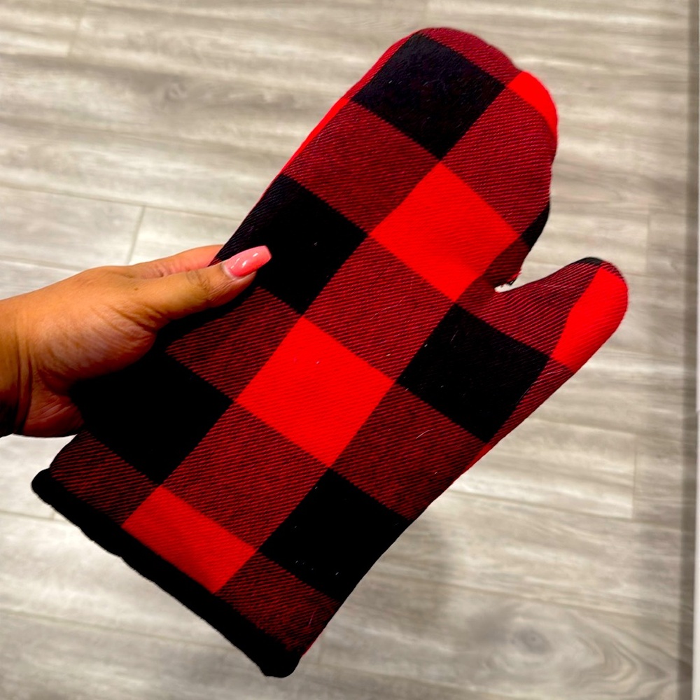 Red & black oven mitt